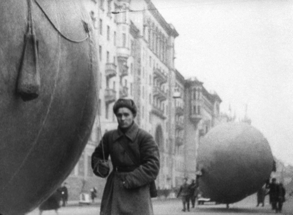 Октябрь 1941 года. Боец ПВО с аэростатом на московской улице. Фото: ТАСС